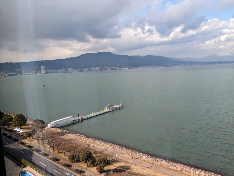 部屋からの眺望昼比叡山方向