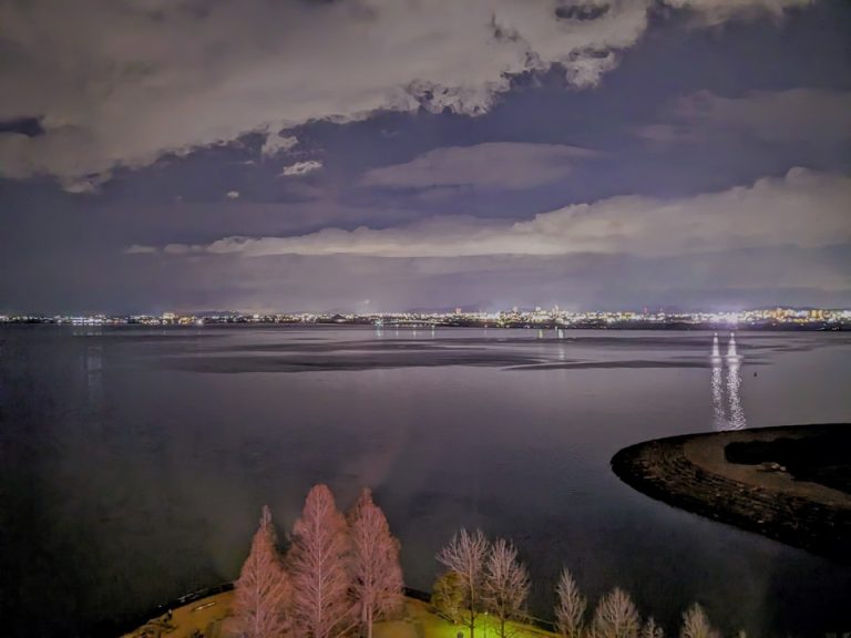 部屋からの眺望夜三上山(近江富士)方向