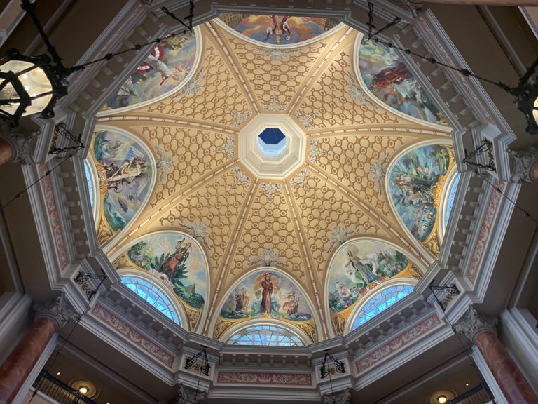 天井 隠れミッキーがいる