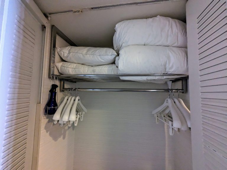 クローゼット内のハンガー、予備の寝具