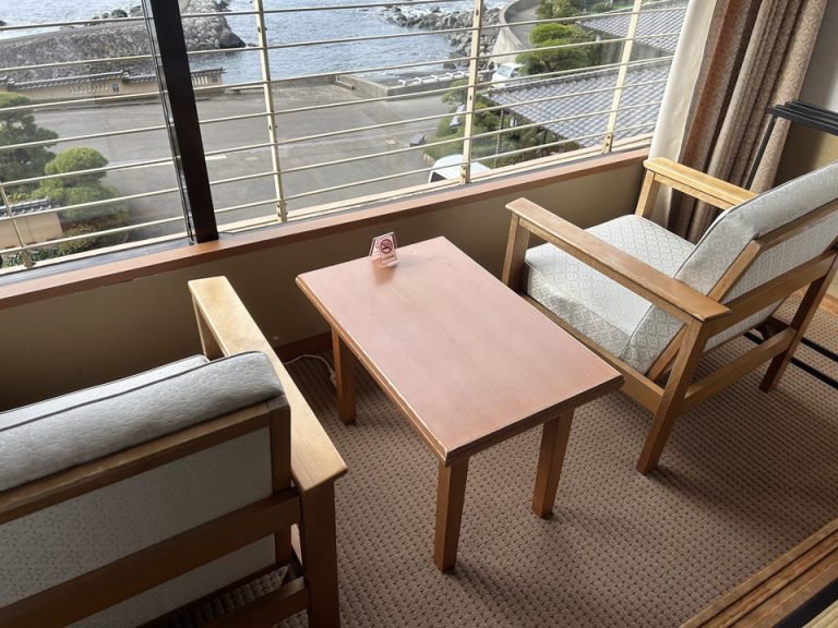 広縁の椅子とテーブル