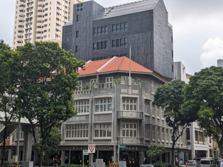 ホテル全体(黒い建物も含む)