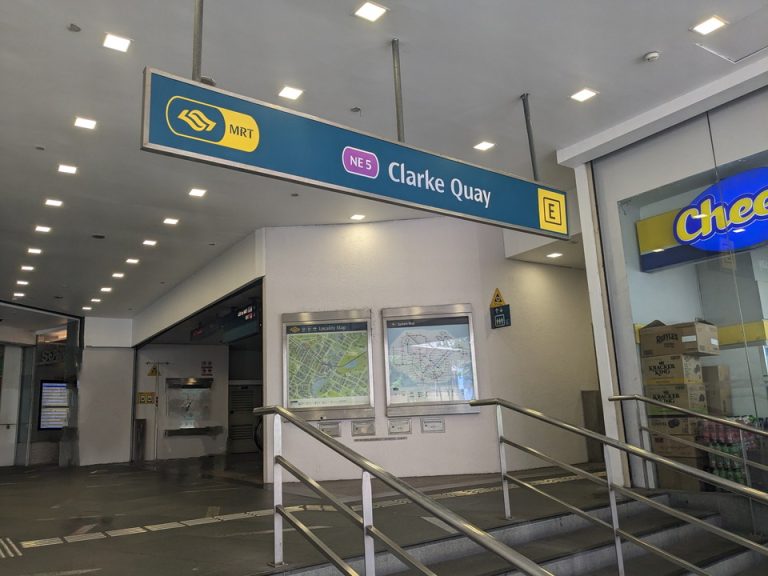 向かいに地下鉄クラークキー駅