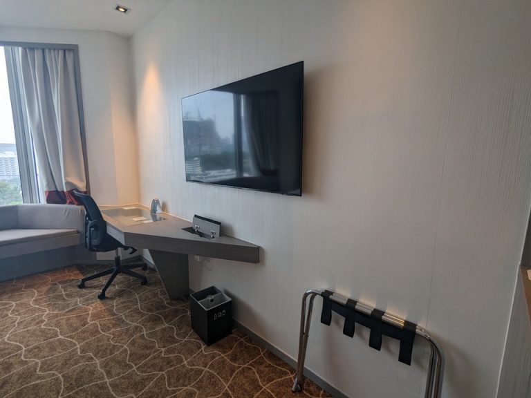 TV、テーブルとイス