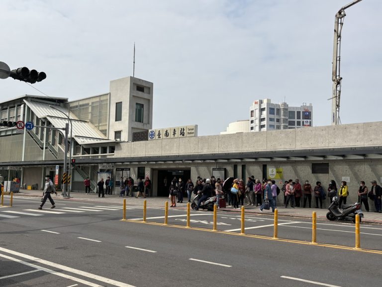 ホテル周辺_その他(台鉄台南駅:ホテル側)