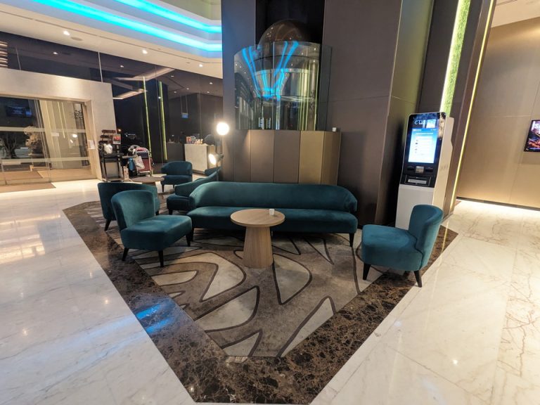 ロビーのソファ