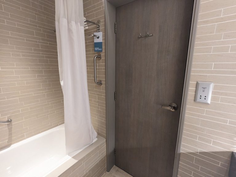 バスルーム内から入口