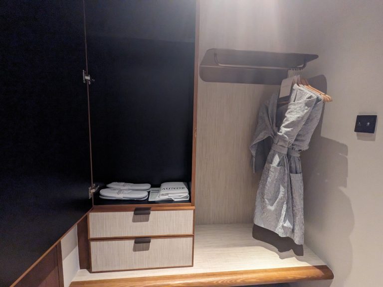 クローゼット内観