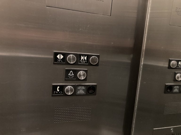 エレベーター内