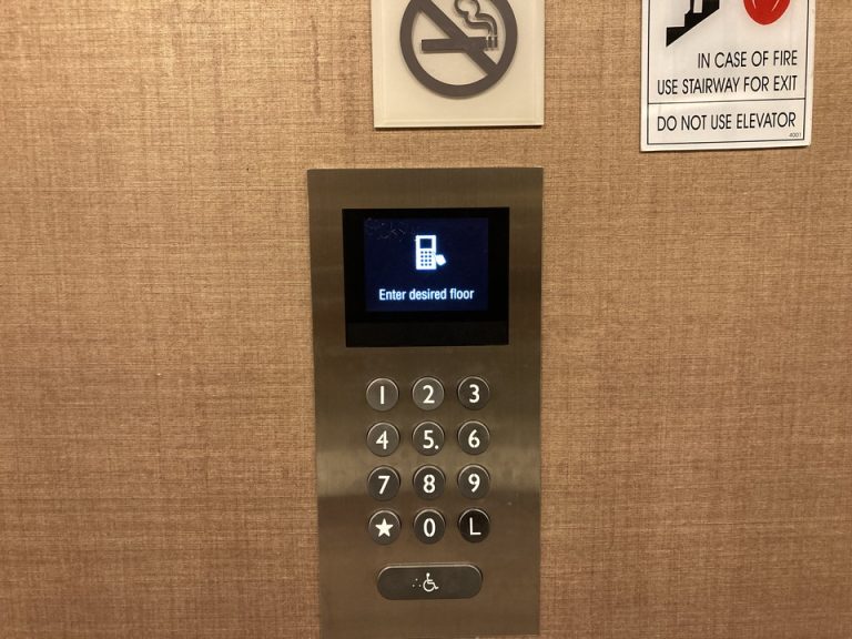 エレベーター行きたい階を押す