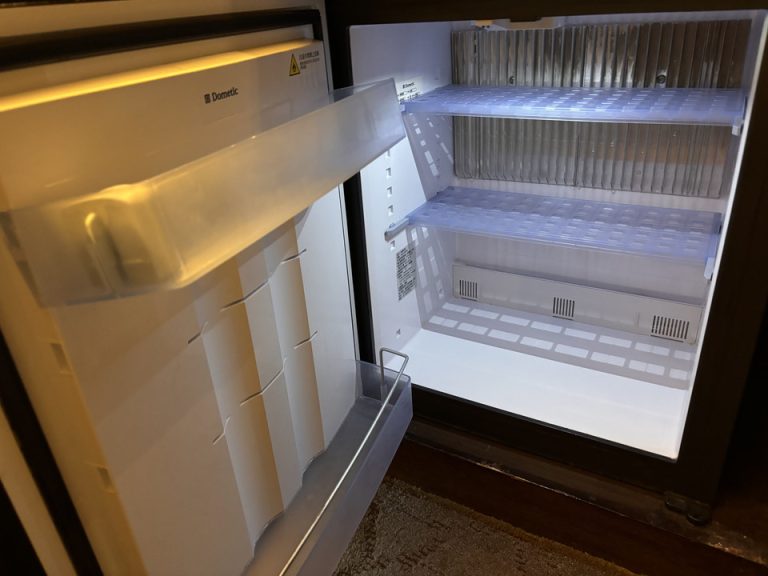 客室_冷蔵庫(開けた状態)