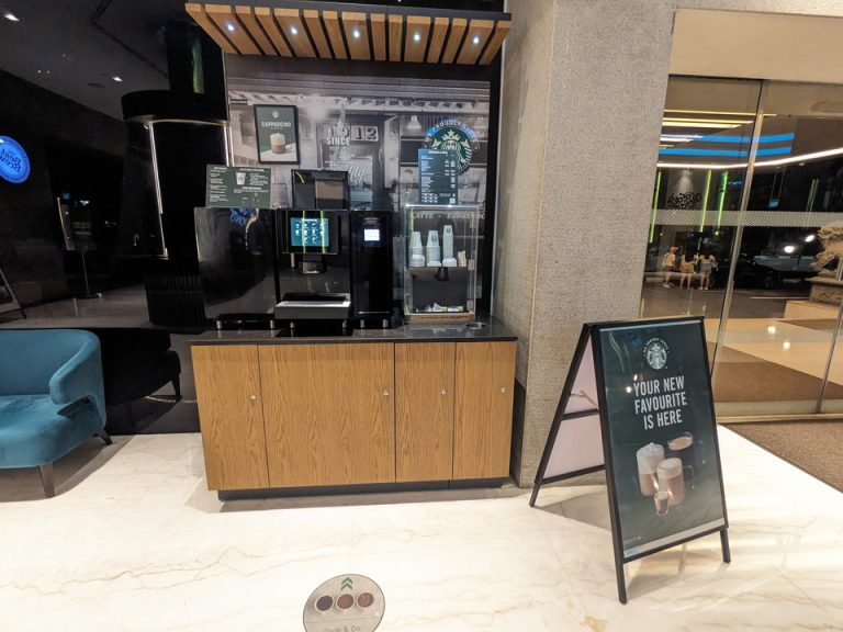 ロビー横にセルフ式スタバ