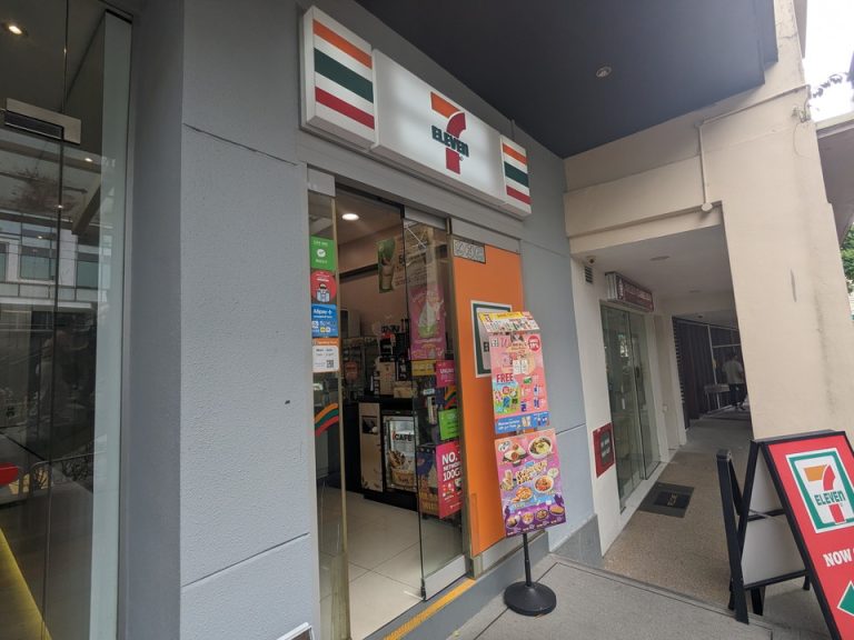 隣りにセブンイレブン