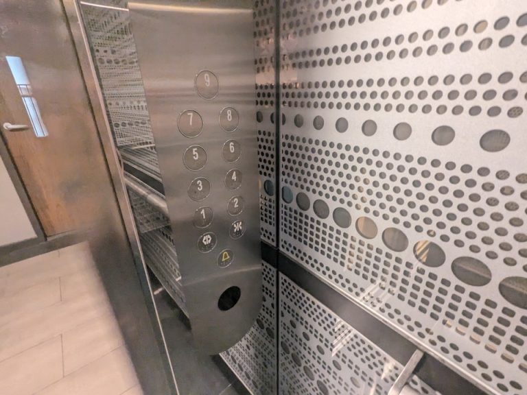エレベーター階数ボタン(ルームキー必要)
