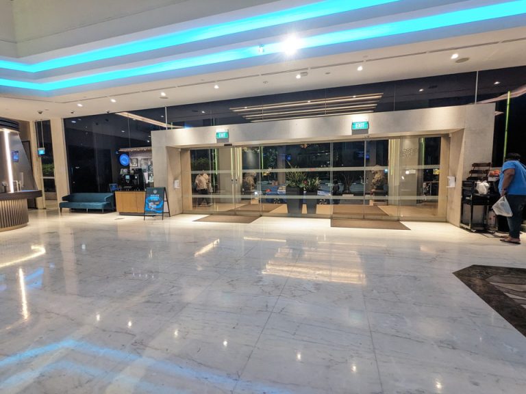 エントランス内観