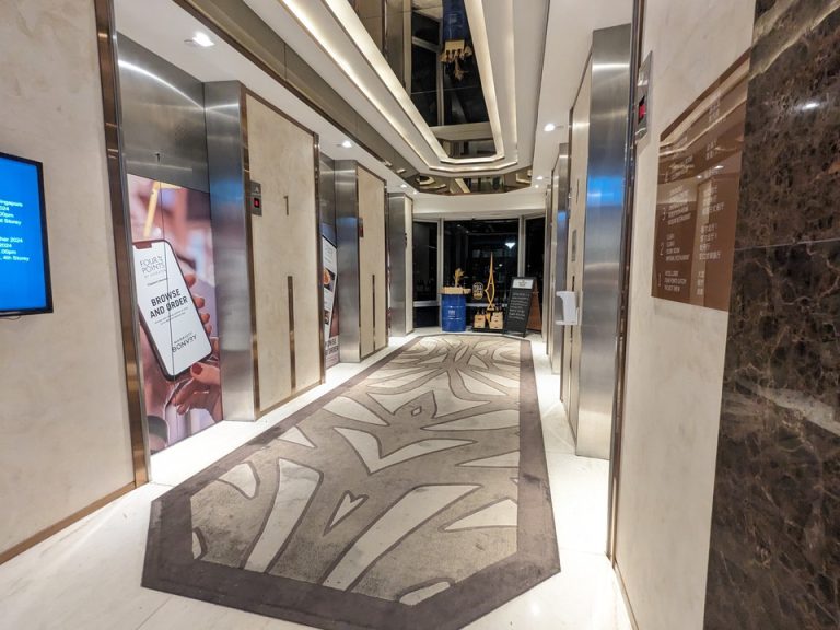 エレベーターホールフロント階