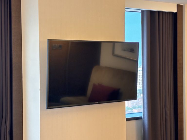 客室_ベッド方向からTV