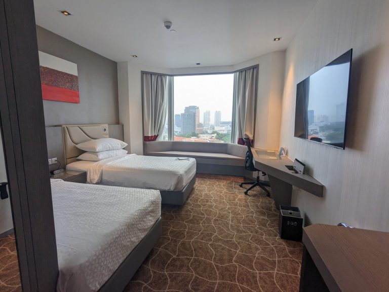 客室全体(窓際方向)