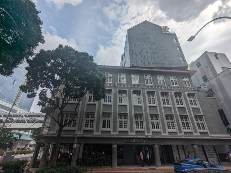ホテル全体正面(黒い建物も含む)