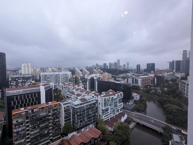 リバー側の町並み(遠くにマリーナベイサンズが見えます)