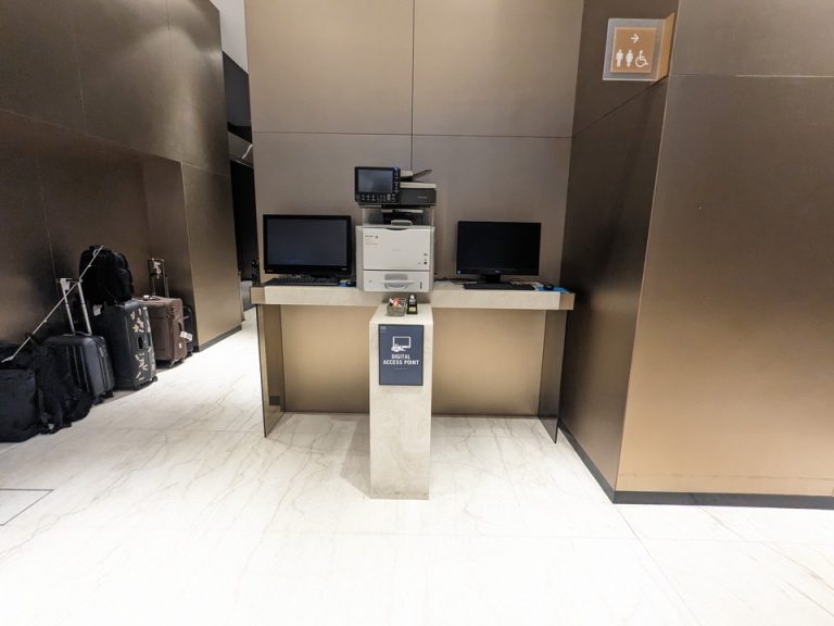 ロビー奥にビジネスコーナー