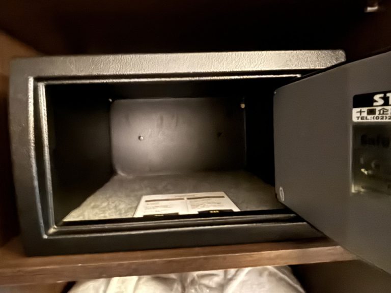 客室_セーフティーボックス(開けた状態)