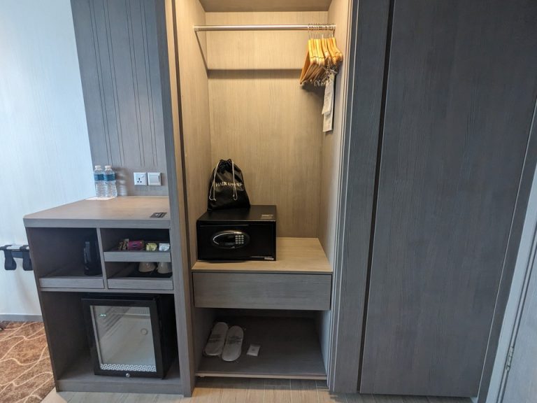 クローゼット(開けた状態左)