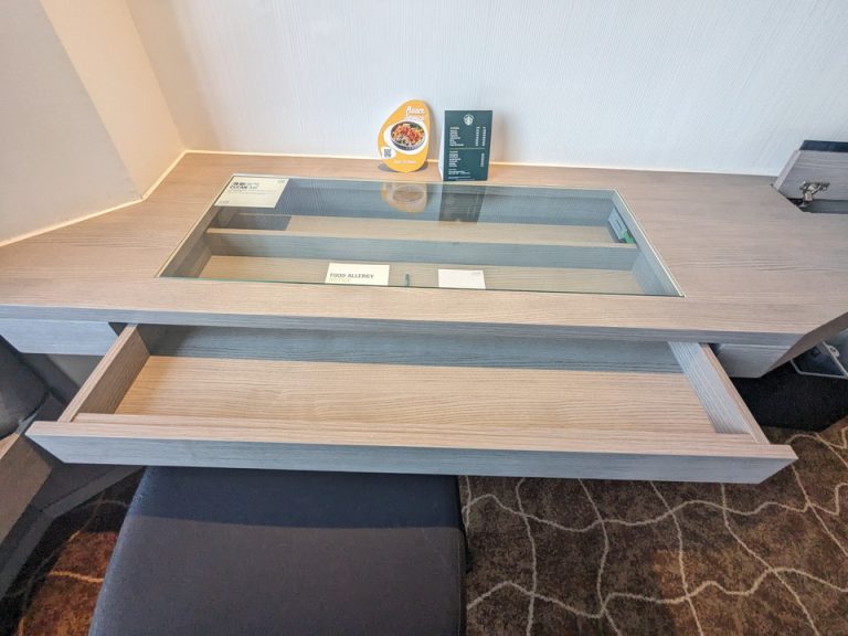 テーブルの引き出し