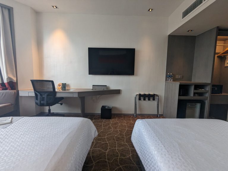 ベッド方向からTV