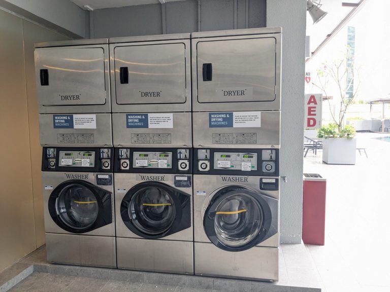 プールサイド横にコインランドリーがあります