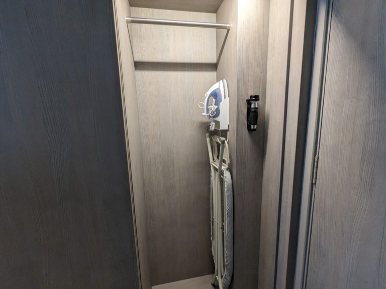 クローゼット外観(開けた状態右)