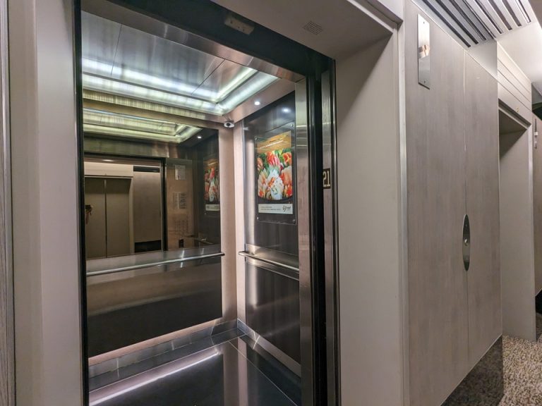 エレベーター内観