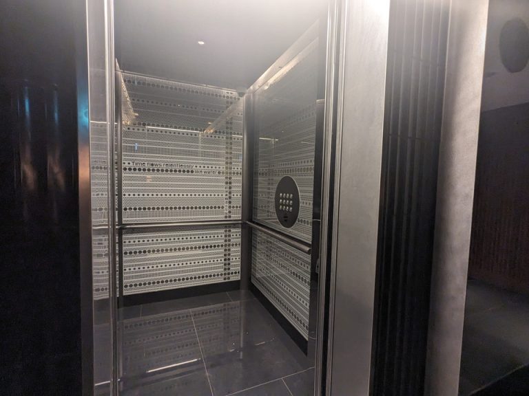 エレベーター内観