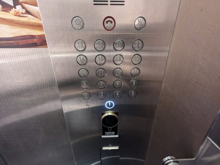 エレベーター階数ボタン(ルームキーかざす必要あり)