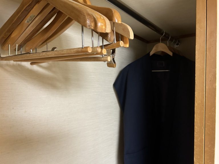 クローゼット内観_ハンガー作法衣など