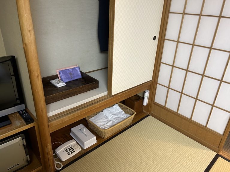 クローゼット外観_開けた状態