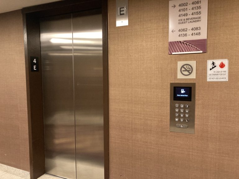 フロントエレベーター場所