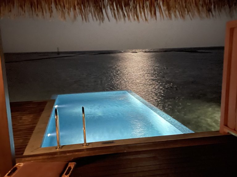 夜の部屋のプール