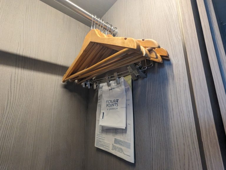 クローゼット内のハンガー