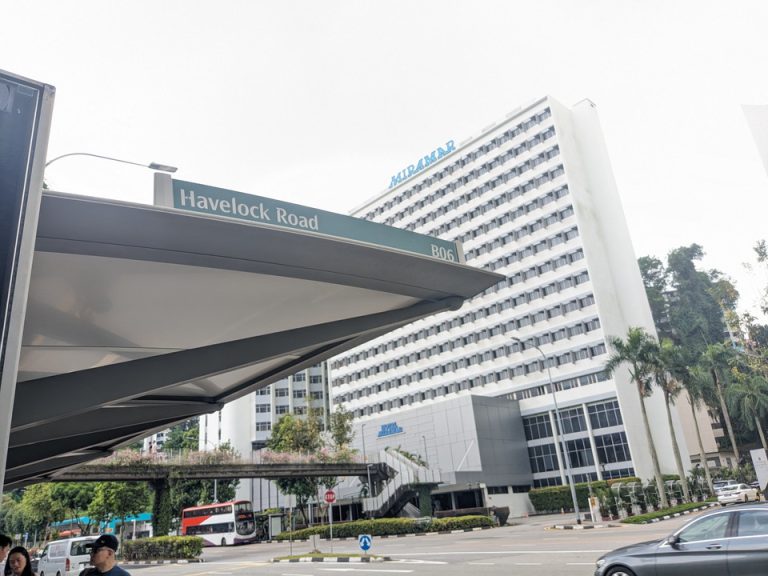 ホテル前にバス停がありバスも頻繁に来ます