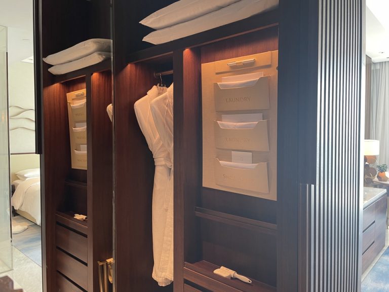 クローゼット外観(閉じた状態)全体右側(1)