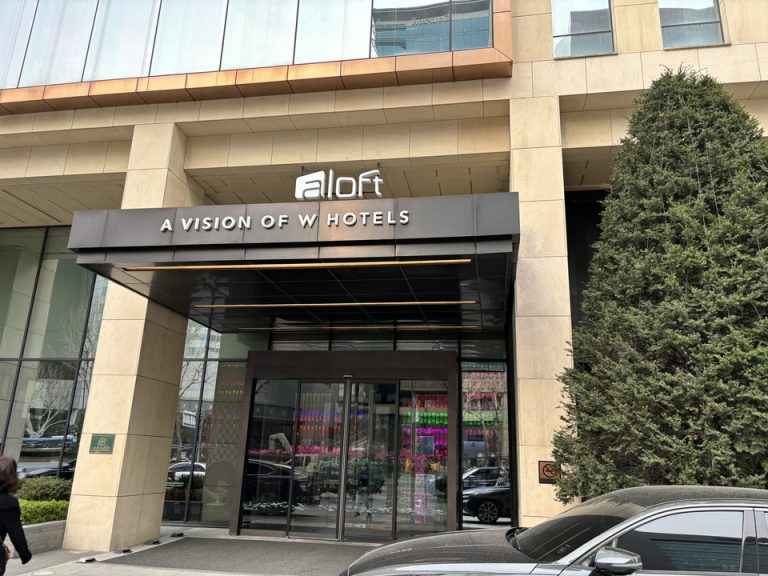 エントランス外観②