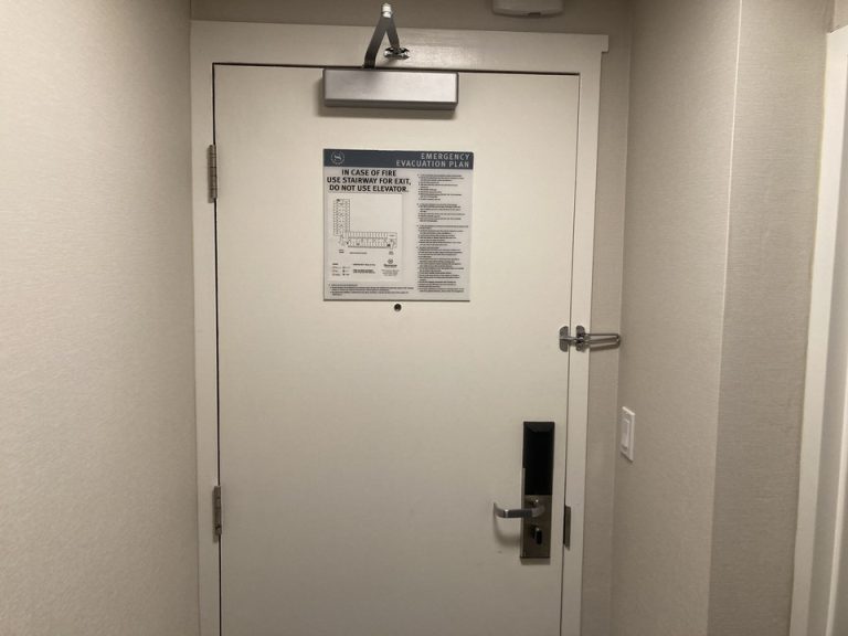 入り口ドア内側