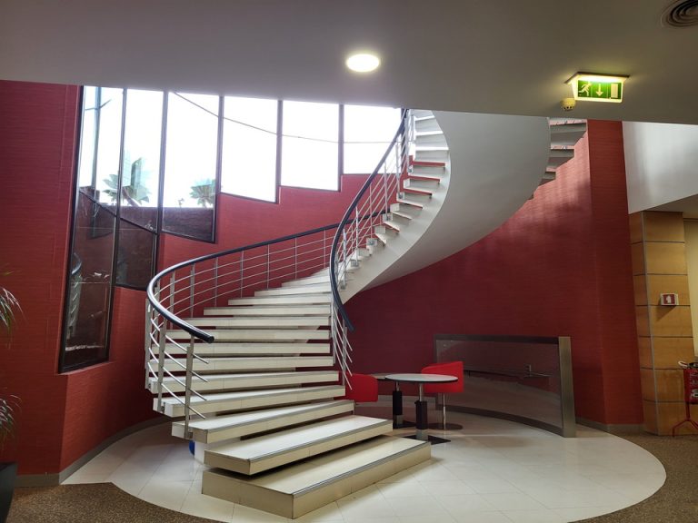 地下からフロントへの階段