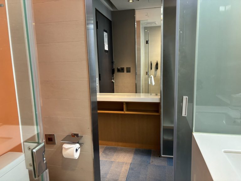 バスルーム内から入口