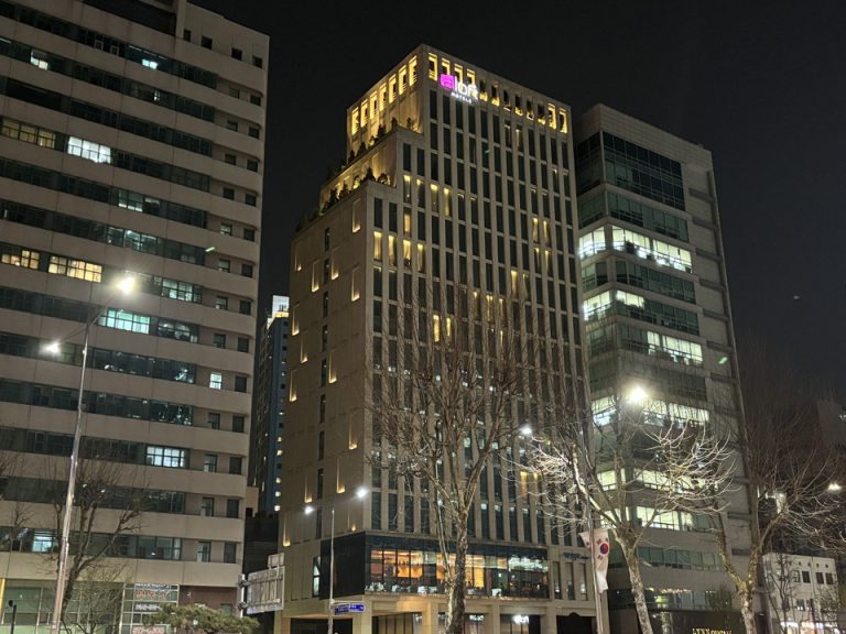 ホテル外観(夜)