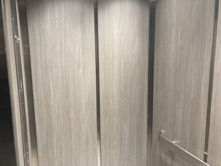 エレベーター内