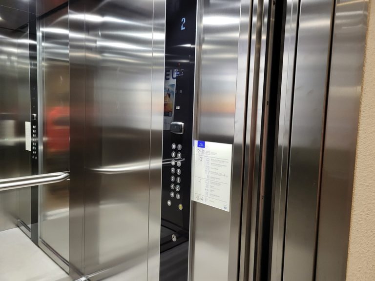 エレベーター内