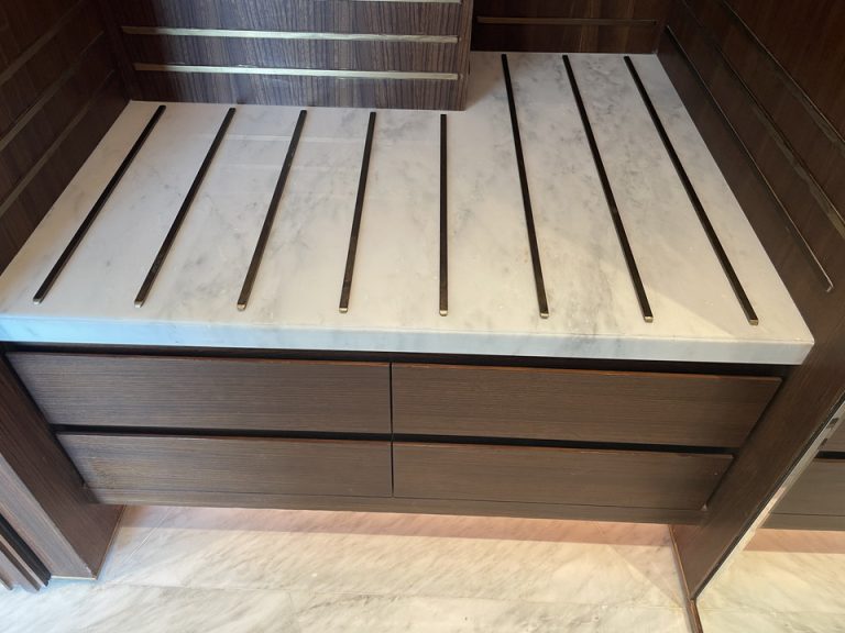 クローゼット外観(閉じた状態)左側(2)