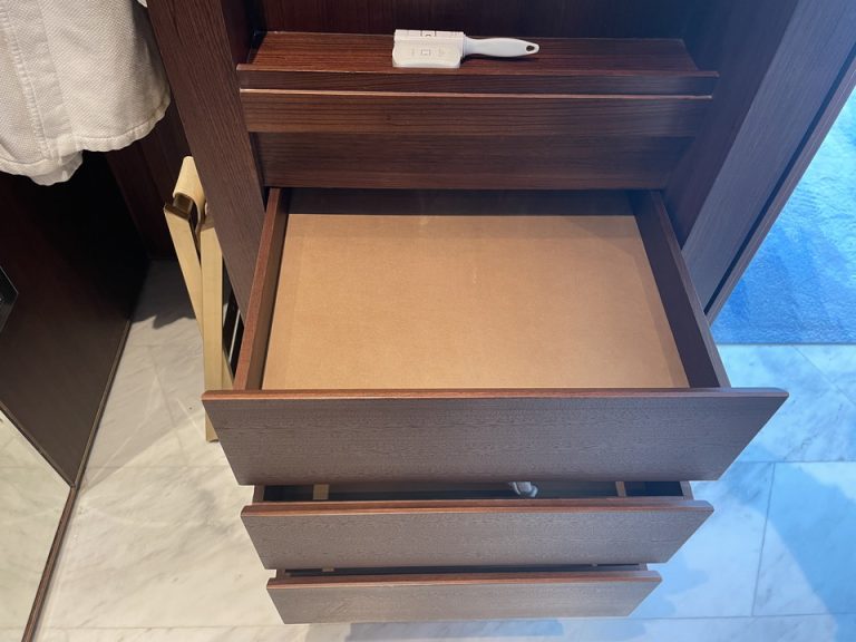 クローゼット外観(開けた状態)右側(2)